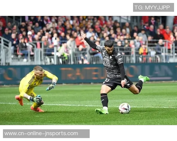 朗斯与梅斯的较量揭示了足球赛场的艰辛与挑战